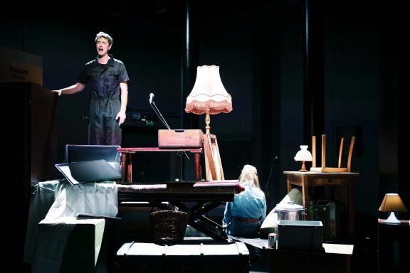 Szenenbild mit Saskia von Winterfeld & Jacob Keller von René Löffler.
Stück: "Das hält. Für immer" von Marek S. Bednarsky